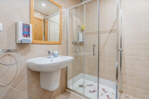 Douche, sèche-cheveux, serviettes fournies