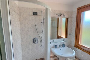 Regadera, secadora de cabello, bidet, toallas 