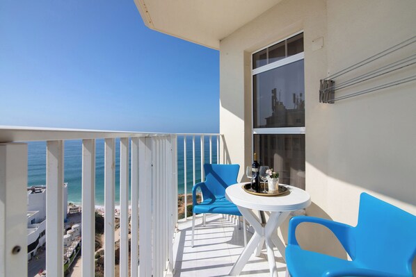 Outdoor dining - Apartment 'Camões 13º C' with Sea View, Wi-Fi and Air Conditioning (Armação de Pêra)