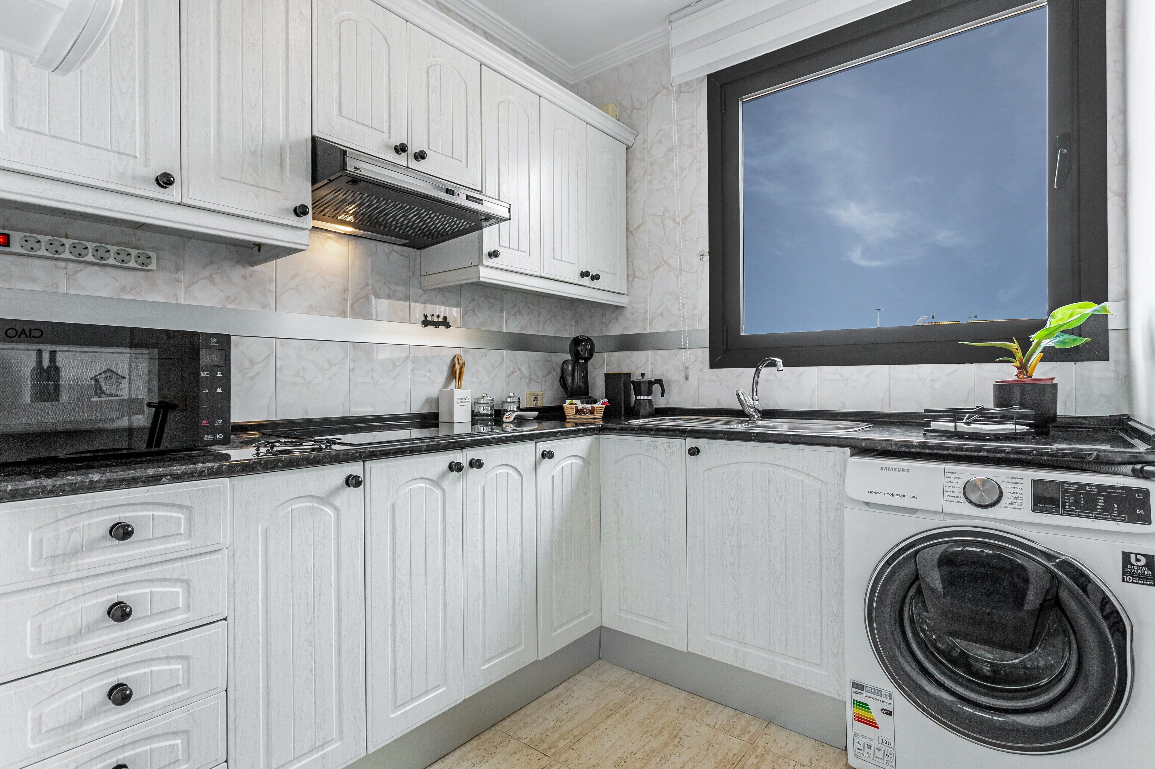 Kühlschrank, Mikrowelle, Herdplatte, Wasserkocher mit Kaffee-/Teezubehör