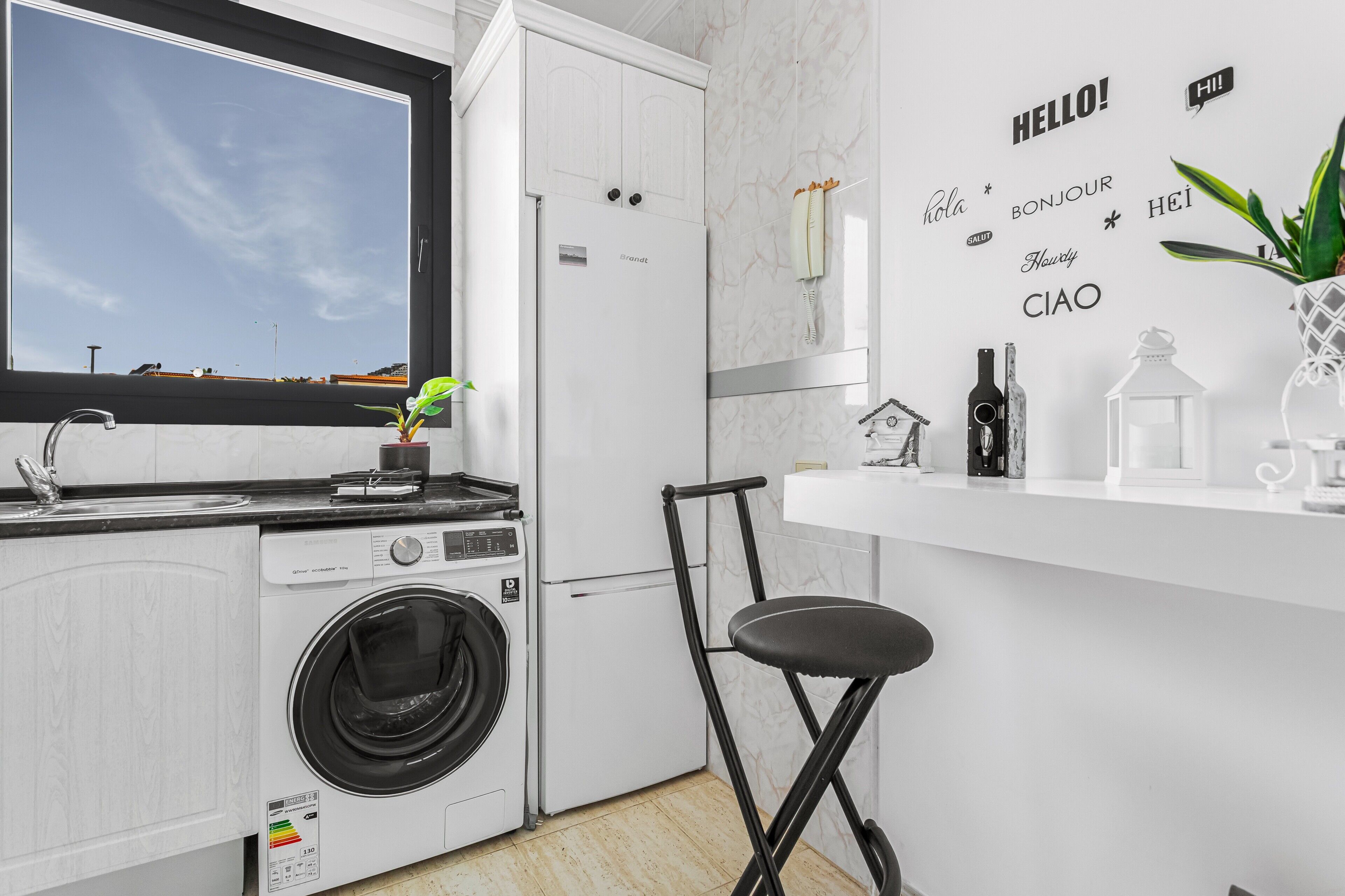 Køleskab, mikrobølgeovn, kogeplade, kaffe-/temaskine