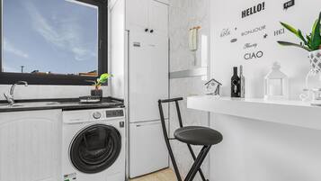 Køleskab, mikrobølgeovn, kogeplade, kaffe-/temaskine