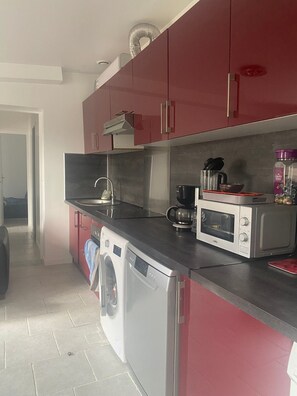 Jääkaappi, mikroaaltouuni, uuni, liesi