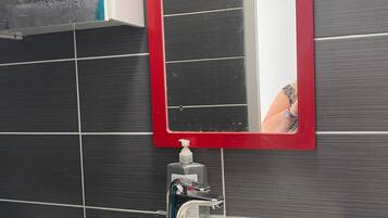 Een douche, een haardroger, handdoeken