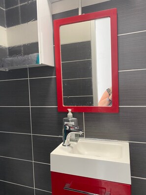 Regadera, secadora de cabello, toallas 