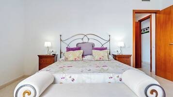 3 slaapkamers, een strijkplank/strijkijzer, gratis wifi, beddengoed