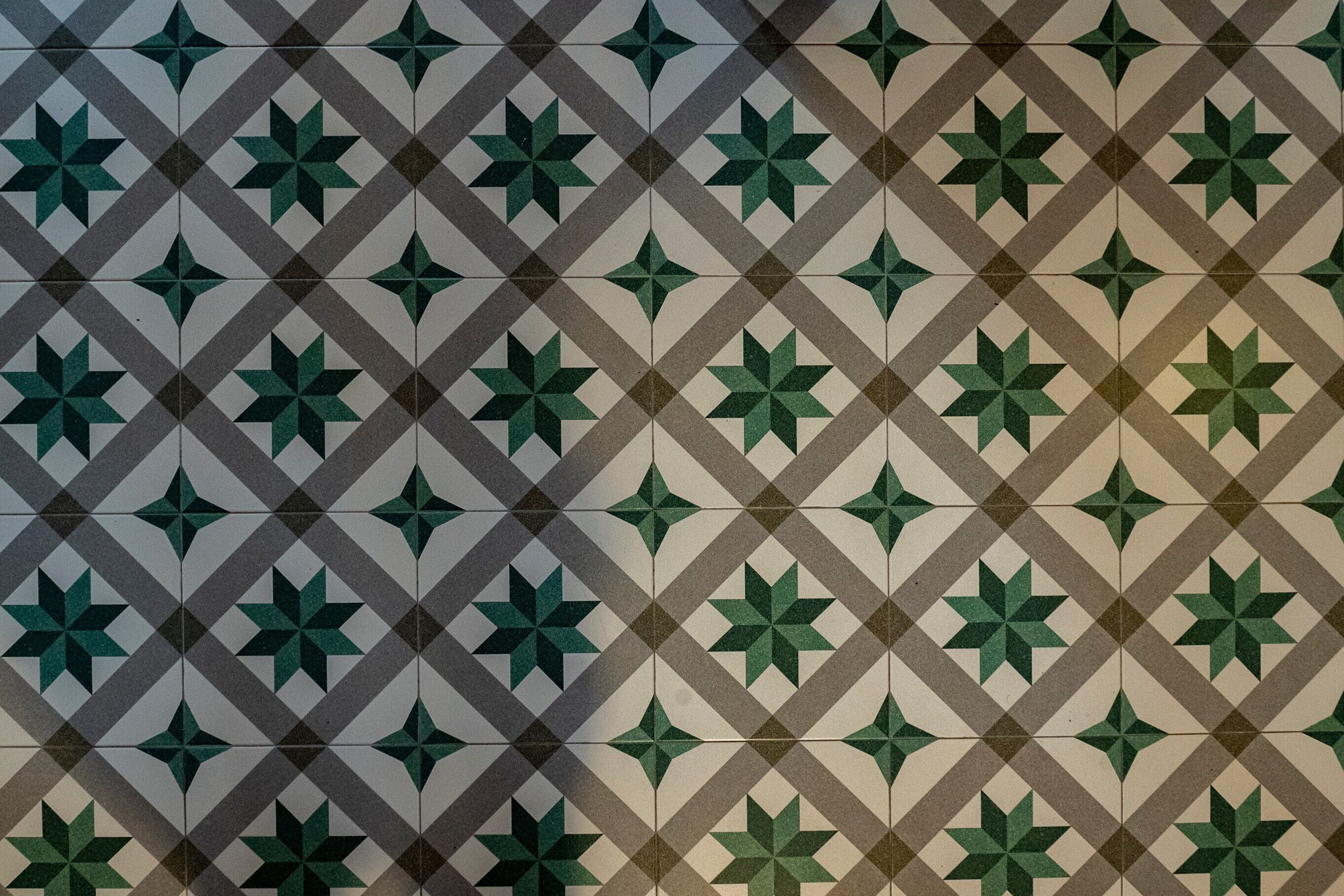 Un suelo de baldosas con un diseño geométrico.