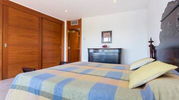 4 slaapkamers, een strijkplank/strijkijzer, gratis wifi, beddengoed