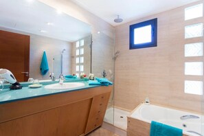 Shower, hair dryer, towels - Villa 'Baulo Pleta' with Private Pool, Wi-Fi and Air Conditioning (Can Picafort)
