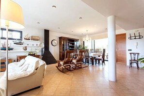 TV, fireplace, DVD player, stereo - Villa 'Baulo Pleta' with Private Pool, Wi-Fi and Air Conditioning (Can Picafort)
