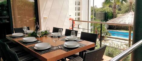 تناول الطعام بالخارج