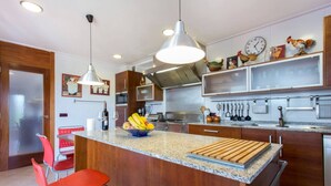 Kaffetrakter/tekoker, kjøleskap, mikrobølgeovn og ovn