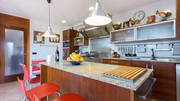 雪櫃、微波爐、焗爐、爐具