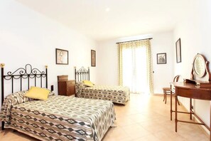 4 bedrooms, iron/ironing board, free WiFi, bed sheets - Villa 'Baulo Pleta' with Private Pool, Wi-Fi and Air Conditioning (Can Picafort)