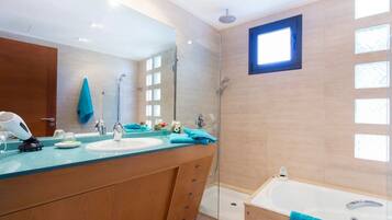 Dusche, Haartrockner, Handtücher