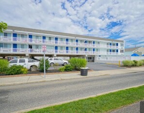 Exterior - Cozy condo getaway…short walk to the beach (Ocean City)