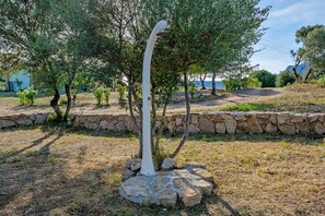 Property grounds - Apartment 'Appartamento Lato Olbia' with Sea View, Shared Garden and Air Conditioning (Olbia)