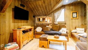 TV, lareira, mesa de pingue-pongue