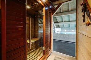 A wooden interior with a sliding door leading to a balcony. - Chalet "Le Jardin D'hiver" with Mountain Views, Private Terrace, and Wi-Fi (Fontcouverte-la-Toussuire)