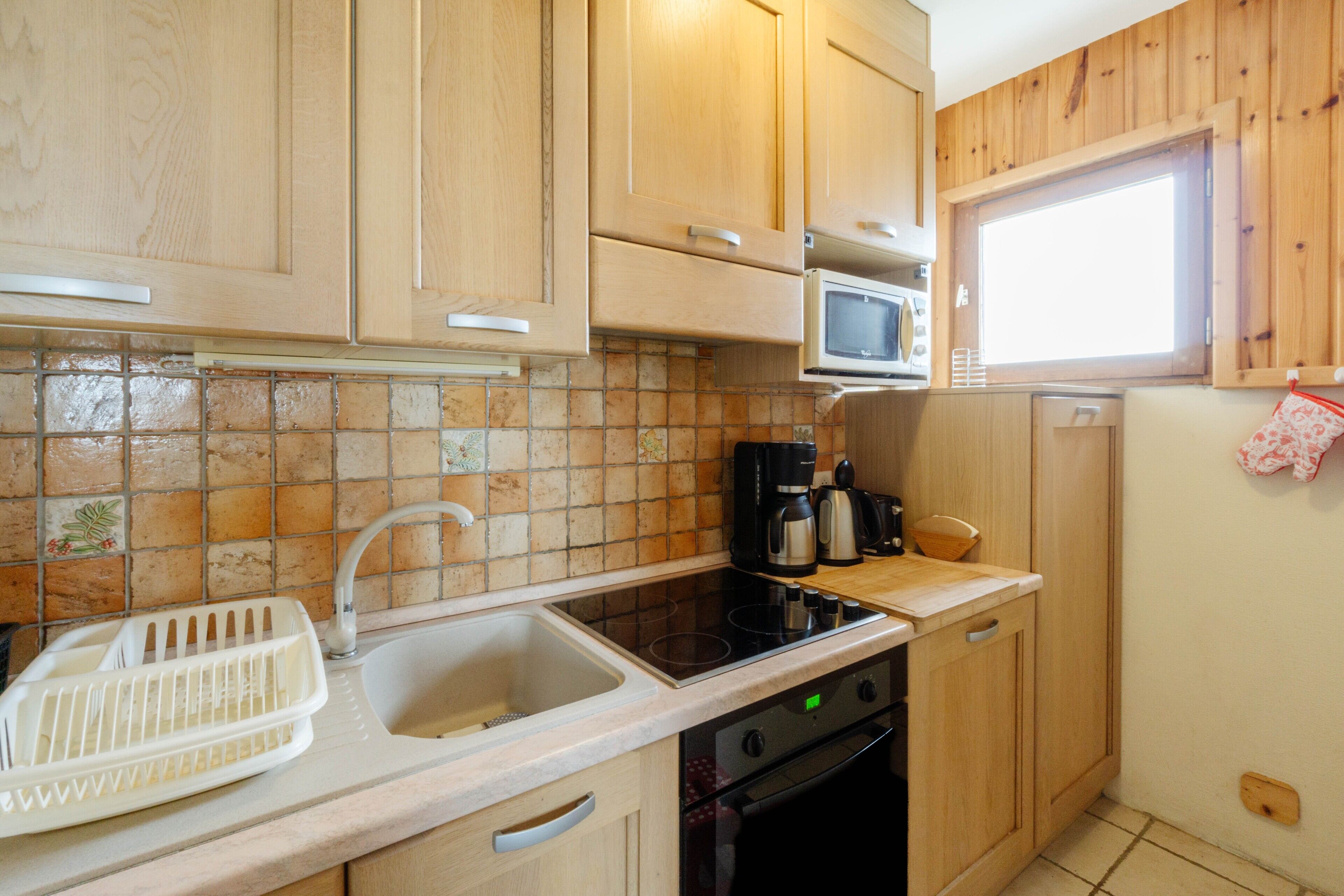 Kylskåp, mikrovågsugn, ugn och spishäll