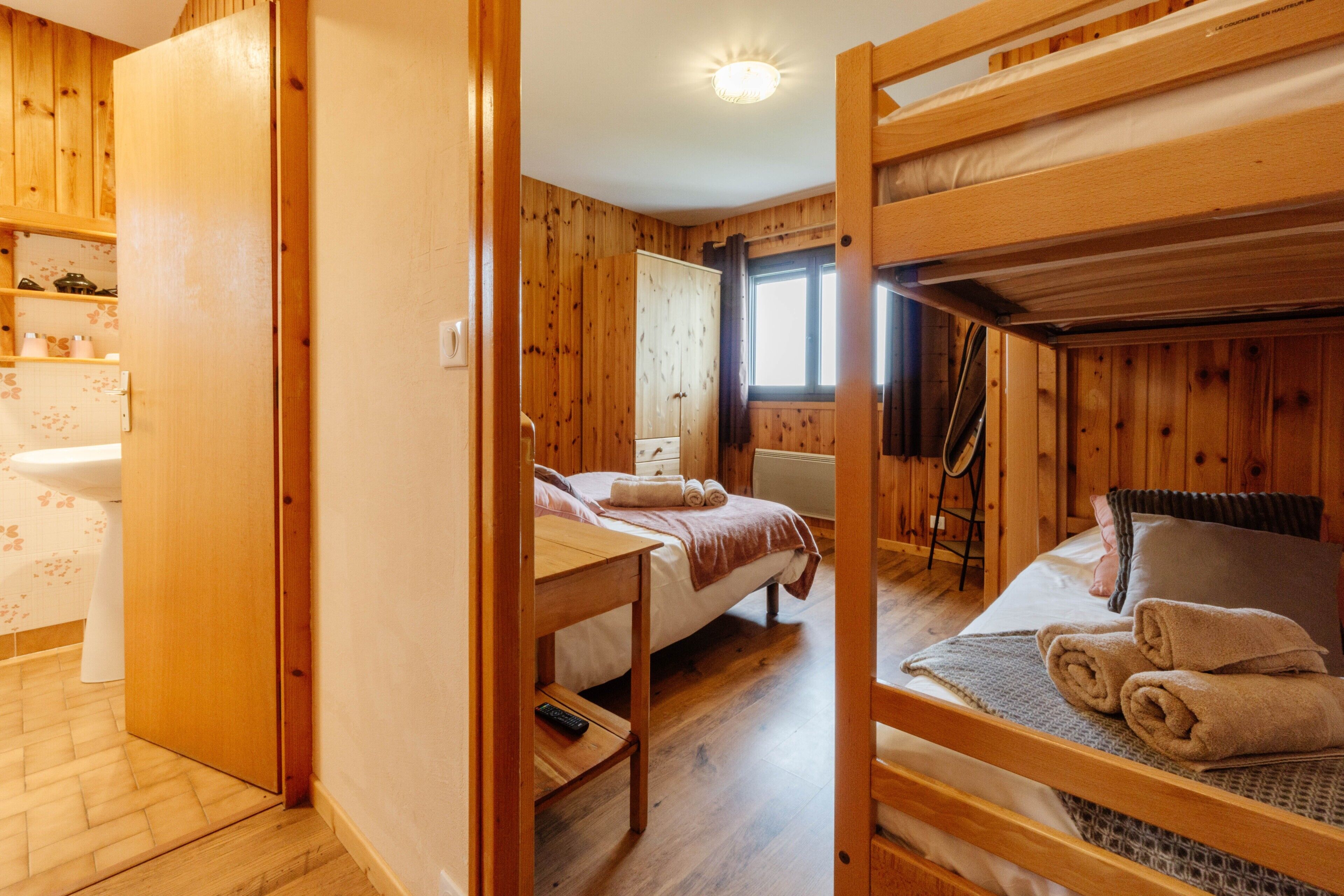 3 bedrooms, iron/ironing board, free WiFi, bed sheets