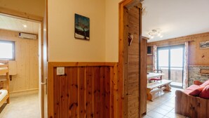 Un intérieur en bois comprenant un coin repas, un banc et un canapé.