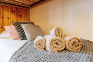 3 slaapkamers, een strijkplank/strijkijzer, gratis wifi, beddengoed