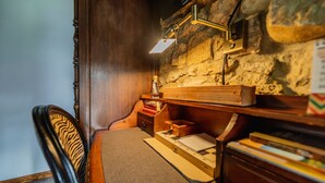 Ein Holztisch mit Lampe, Büchern und einem Notizblock.