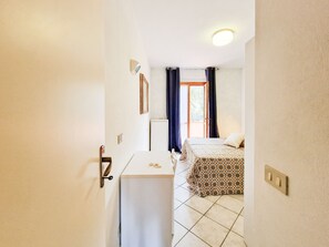 1 bedroom, bed sheets