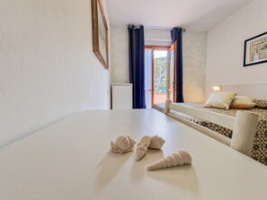 1 bedroom, bed sheets