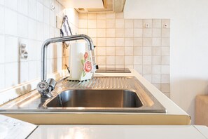 Kjøleskap, kokeplater, kaffetrakter/tekoker og kjøkkenutstyr