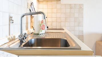 Réfrigérateur, plaque de cuisson, cafetiÚre/bouilloire