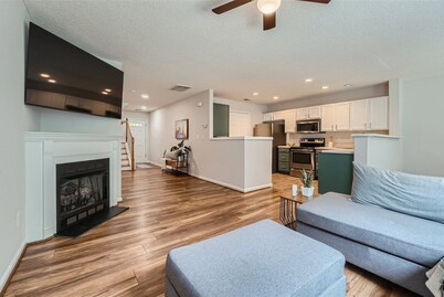 King Bed-Family Friendly Townhome in University Area