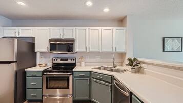 Køleskab, mikrobølgeovn, ovn, kogeplade