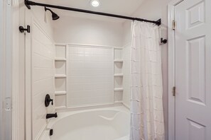 Secadora de cabello, toallas, jabón, papel de baño 