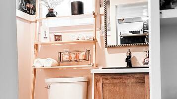 Haartrockner, Handtücher, Seife, Shampoo