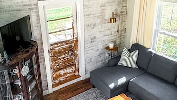 Een smart-tv en boeken