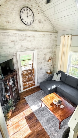 Smart TV y libros . Tiny House + workspace + acreage + near lake
