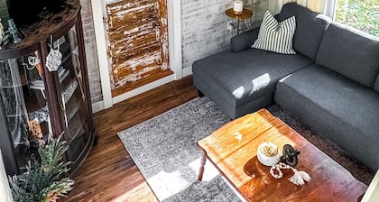 Tiny House + workspace + acreage + near lake