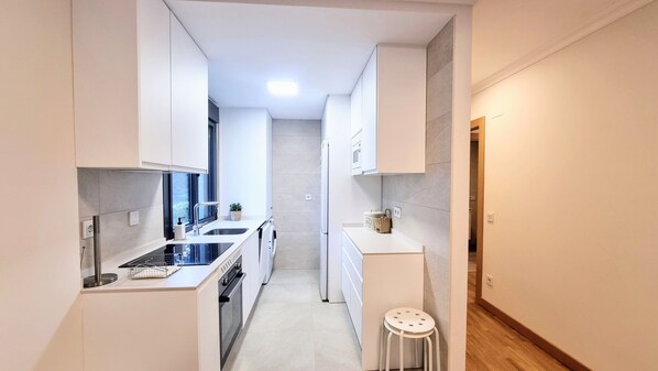 Kjøleskap, mikrobølgeovn, ovn og oppvaskmaskin