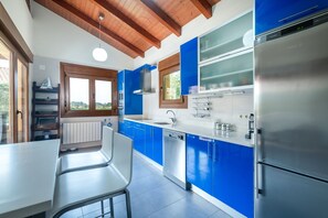 Kühlschrank, Mikrowelle, Ofen, Geschirrspüler