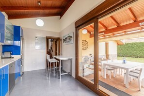 Kühlschrank, Mikrowelle, Ofen, Geschirrspüler