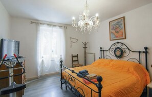 3 bedrooms, iron/ironing board, travel cot, free WiFi - Awesome home in Valpromaro with WiFi (Valpromaro)
