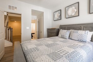 5 Schlafzimmer, Schreibtisch, Bügeleisen/Bügelbrett, kostenloses WLAN