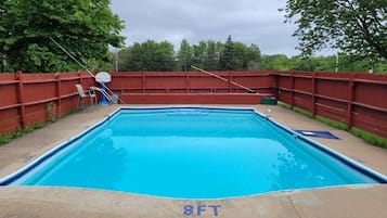Una piscina al aire libre de temporada