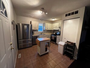 Fridge, microwave, oven, stovetop - Location! Halfway between Traverse City and Glen Arbor/Empire/Lake Michigan! (Lake Ann)