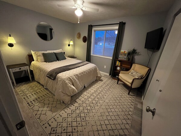 2 bedrooms, iron/ironing board, WiFi, bed sheets - Location! Halfway between Traverse City and Glen Arbor/Empire/Lake Michigan! (Lake Ann)