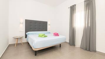 3 slaapkamers, een strijkplank/strijkijzer, gratis wifi, beddengoed