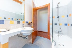 Shower, hair dryer, bidet, towels