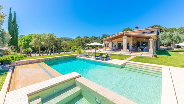 A swimming pool with a sun terrace and lounge chairs, surrounded by lush greenery and a clear blue sky. - VILLA GOLF MARINA - Charming villa with beautiful garden and private pool. Free Wifi (Pollença)